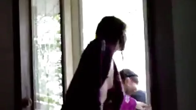 冷性の芝生の二つの子供たちと二つの人形 アダルト 動画 女性 の ため