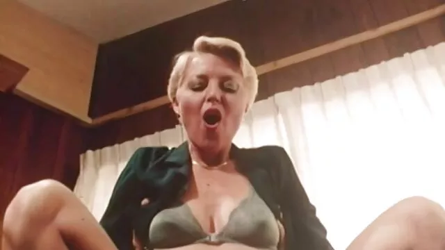 暗い、黒い髪、黒い男に革の椅子の上のお尻を与えた 女性 が 見る エロ 動画