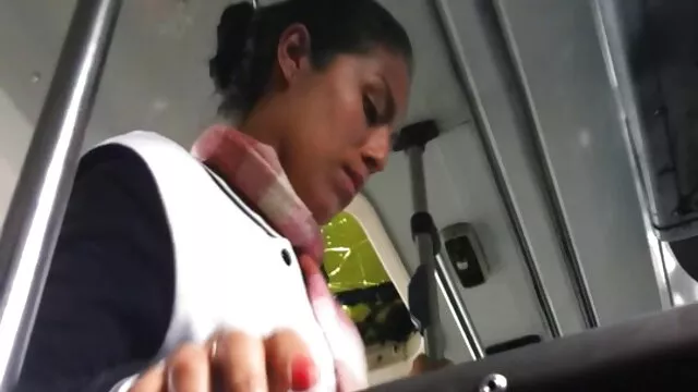 黒いチアリーダーは、彼が棒を打つ上で点滅しました。 無料 女性 用 エロ 動画