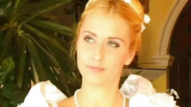 魅力的な若い女性は小さな隣人を食べる 女性 の 為 の アダルト 動画