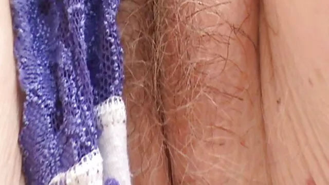 彼は手と足のいずれかで情熱的な女性を与え、口に彼を押します 女 用 の エロ 動画